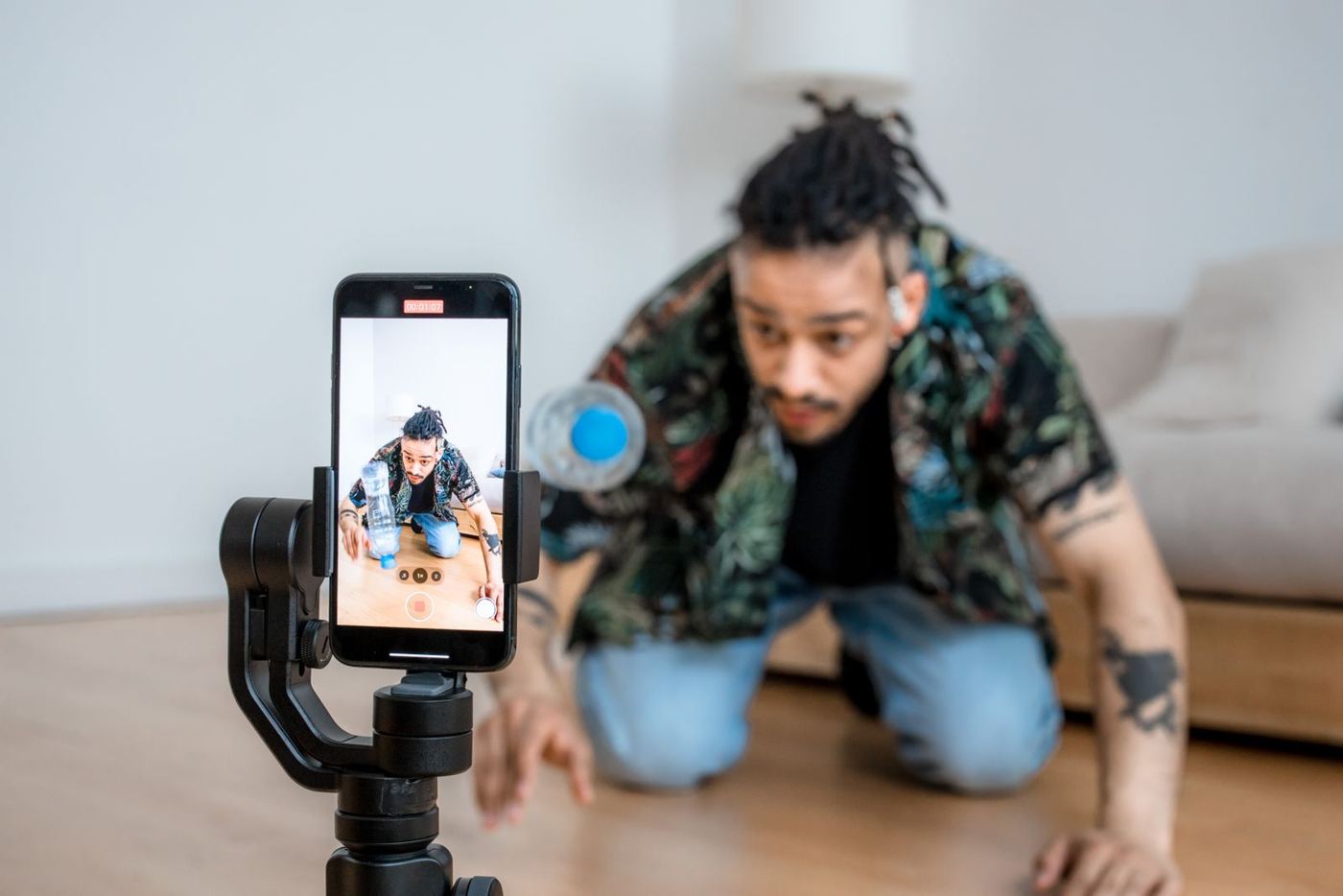 Creador grabando contenido con un celular en estabilizador
