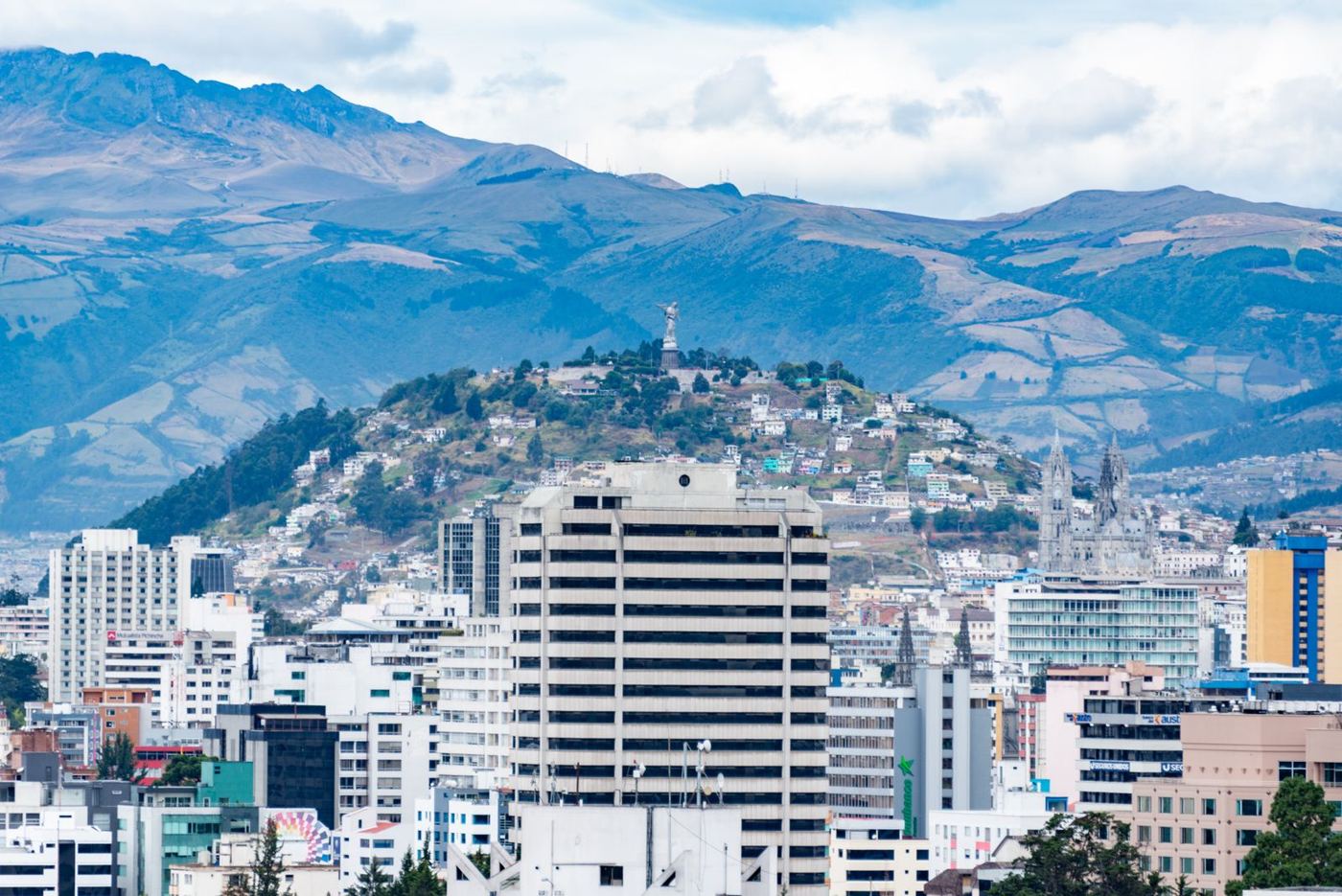 Quito con El Panecillo y los Andes de fondo