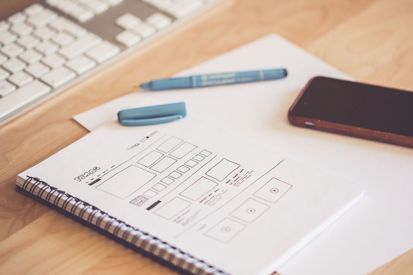 Wireframes de un sitio web dibujados en un cuaderno