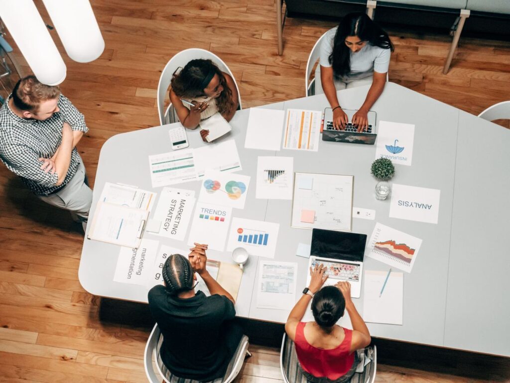 Equipo revisando la estrategia de comunicación de una marca